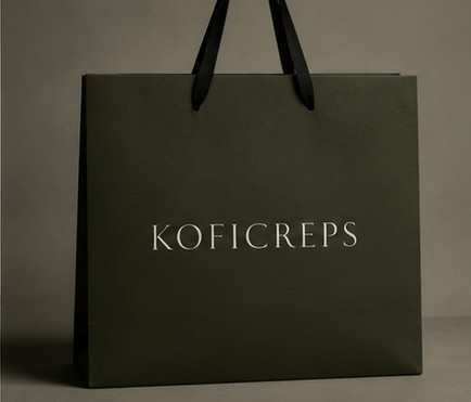 Bolsa de papel verde oliva con asas negras y el logotipo KOFICREPS en marfil.