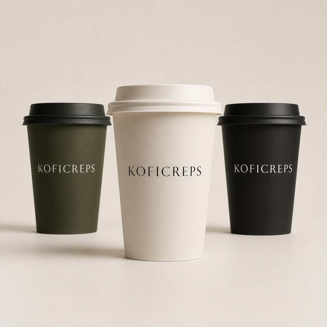 Los tres vasos de la marca alineados: verde oliva, marfil y negro, cada uno con el logotipo.